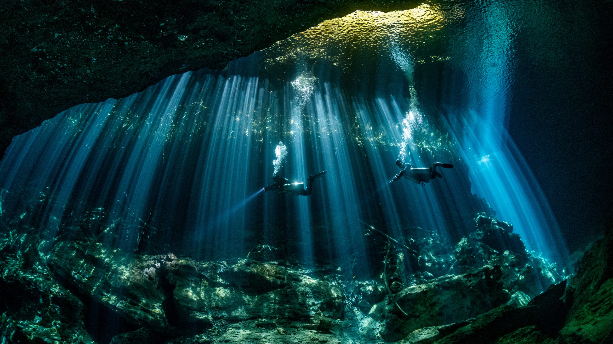 Taucher in einer Cenote mit schönem Lichteinfall.