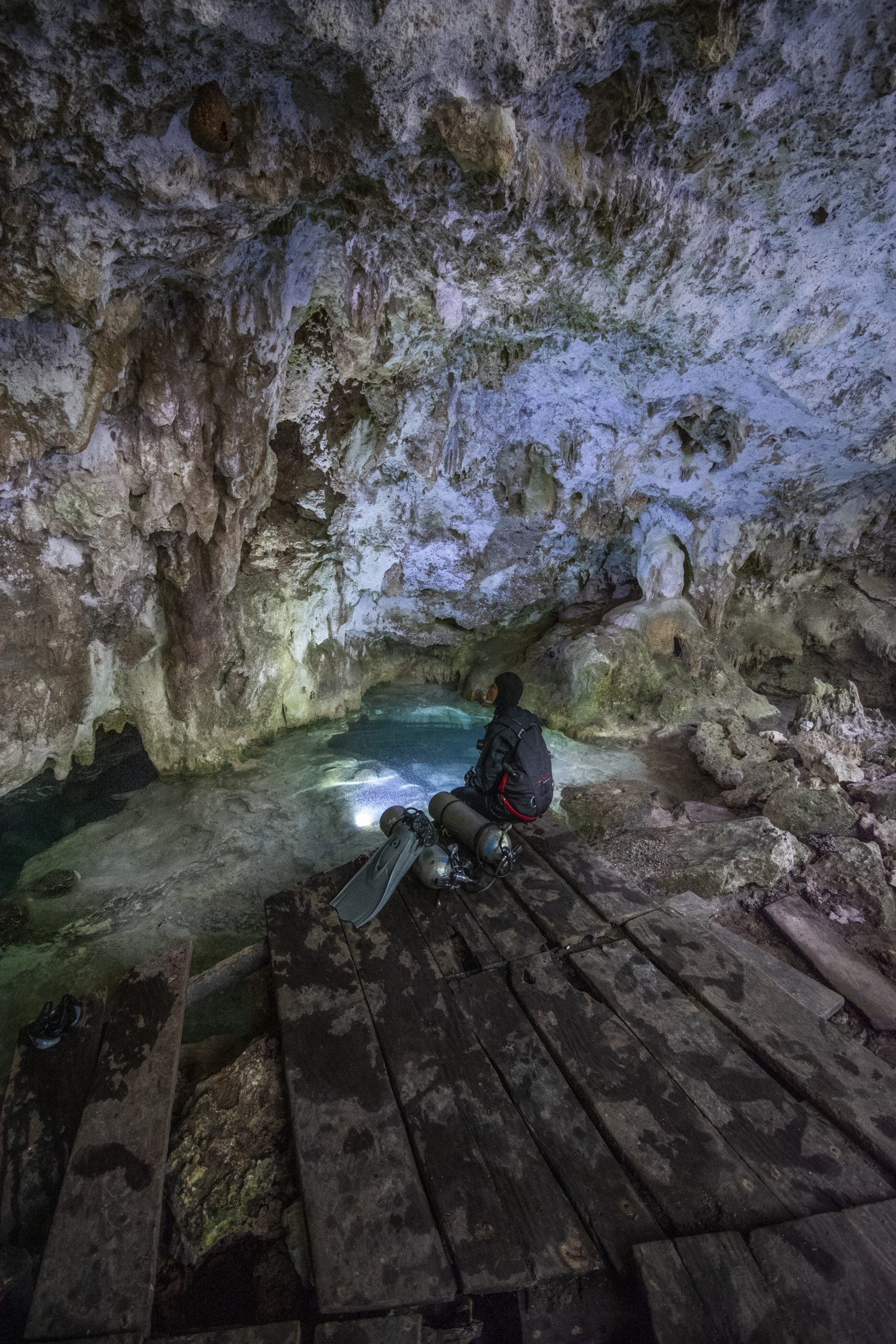 Taucher in einer Cenote vor dem Einstieg