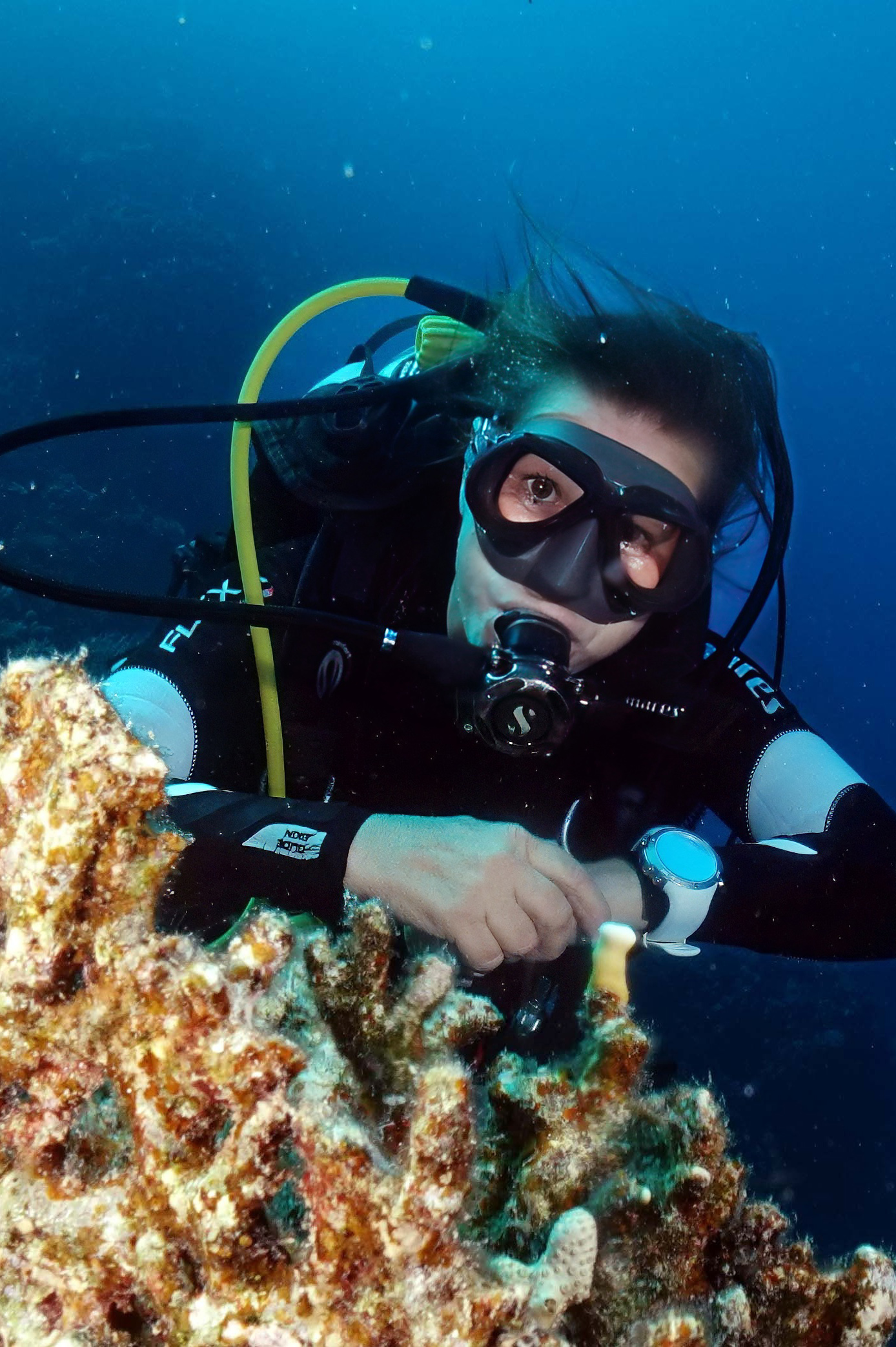 Taucher unter Wasser mit Tauchcomputer