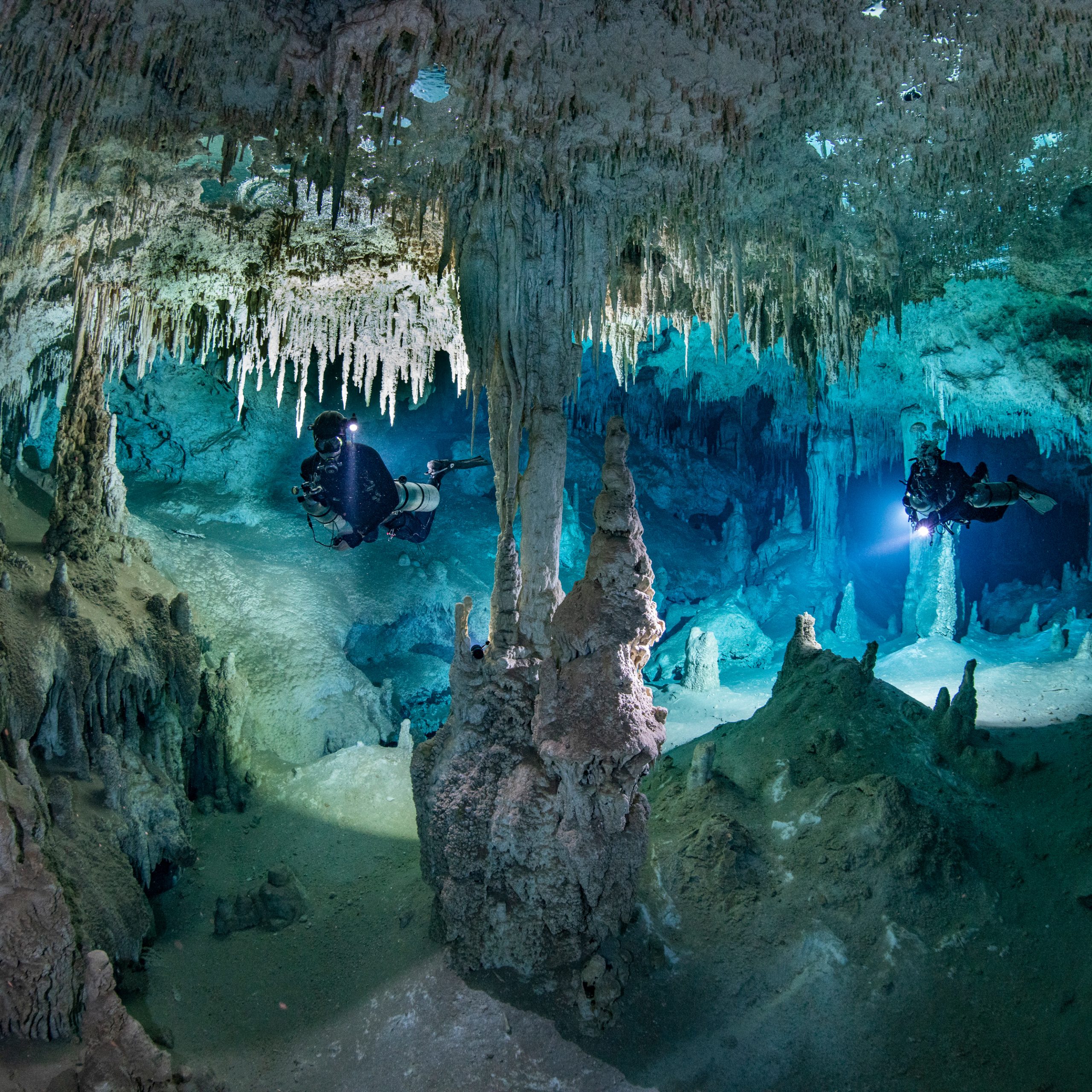 0007239-1 Zwei Taucher mit Lampe unter Wasser in einer Cenote in Mexiko.