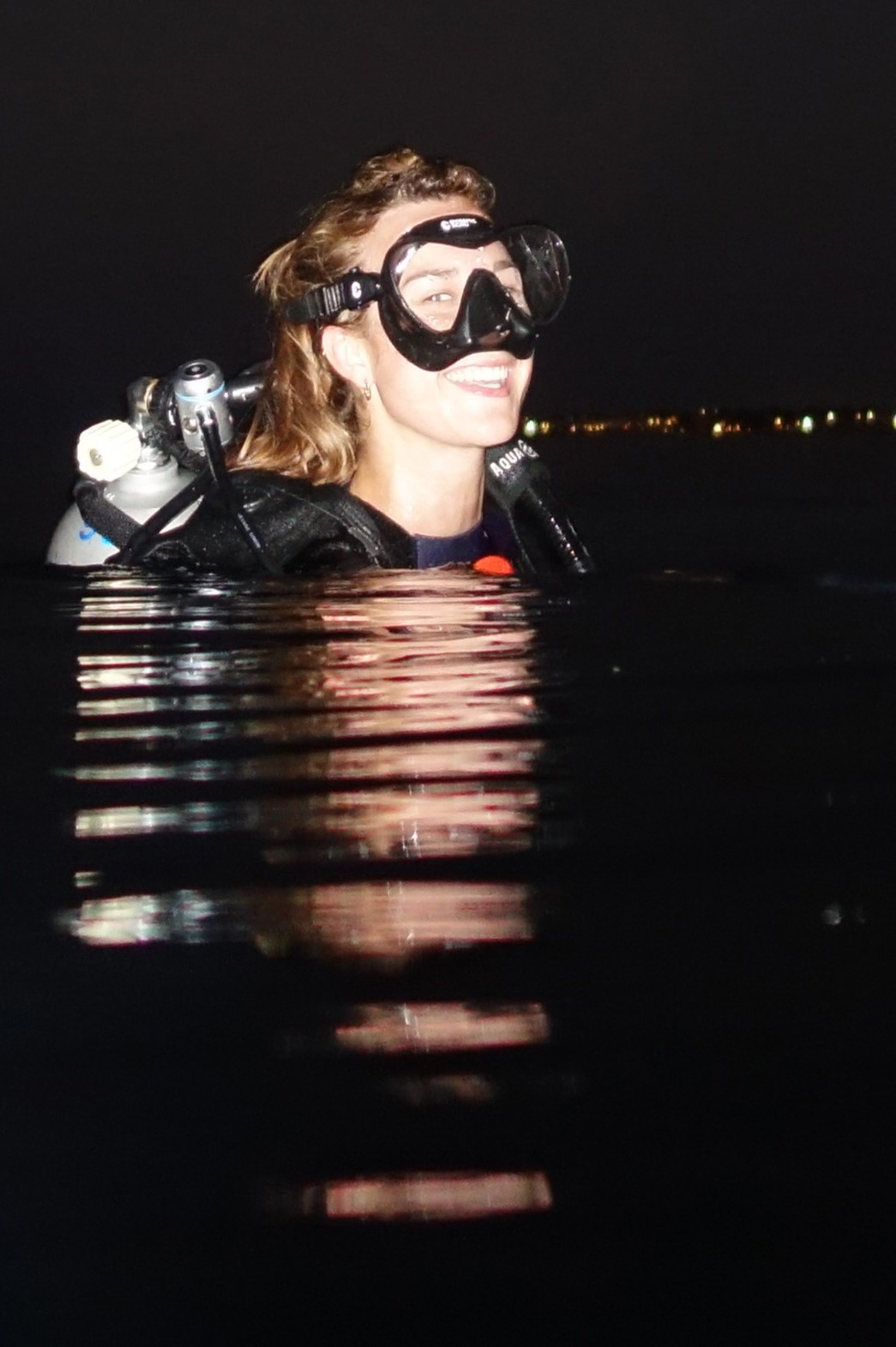 DSC04952-1 Taucherin bei Nachttauchgang