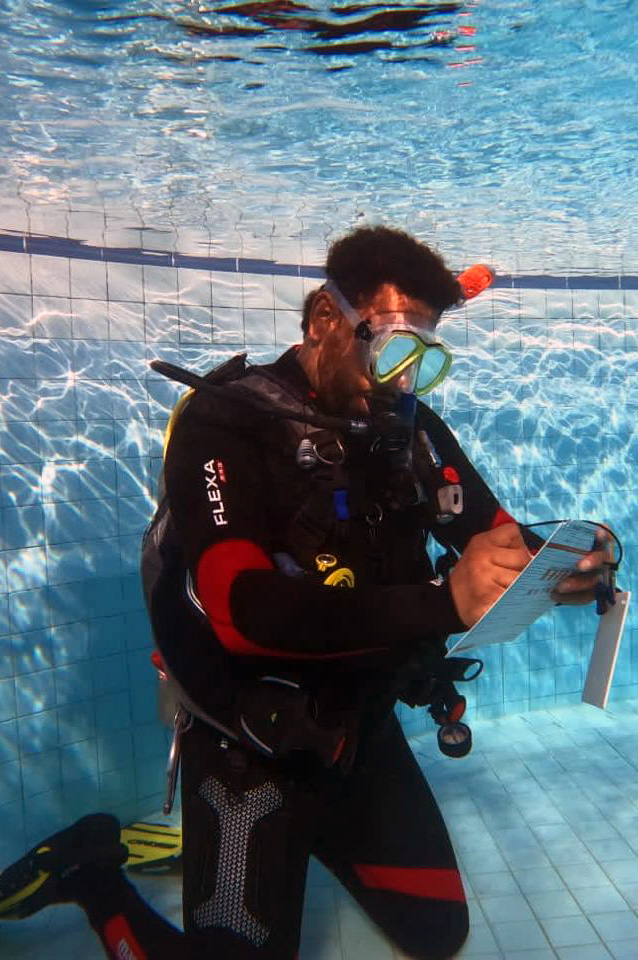 IMG-20241008-WA0024-1 Tauchlehrer unter Wasser im Hotelpool