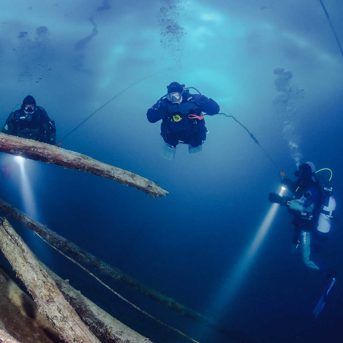 video-weissensee-eistauchen-sqr Drei Taucher beim Eistauchen im Weissensee