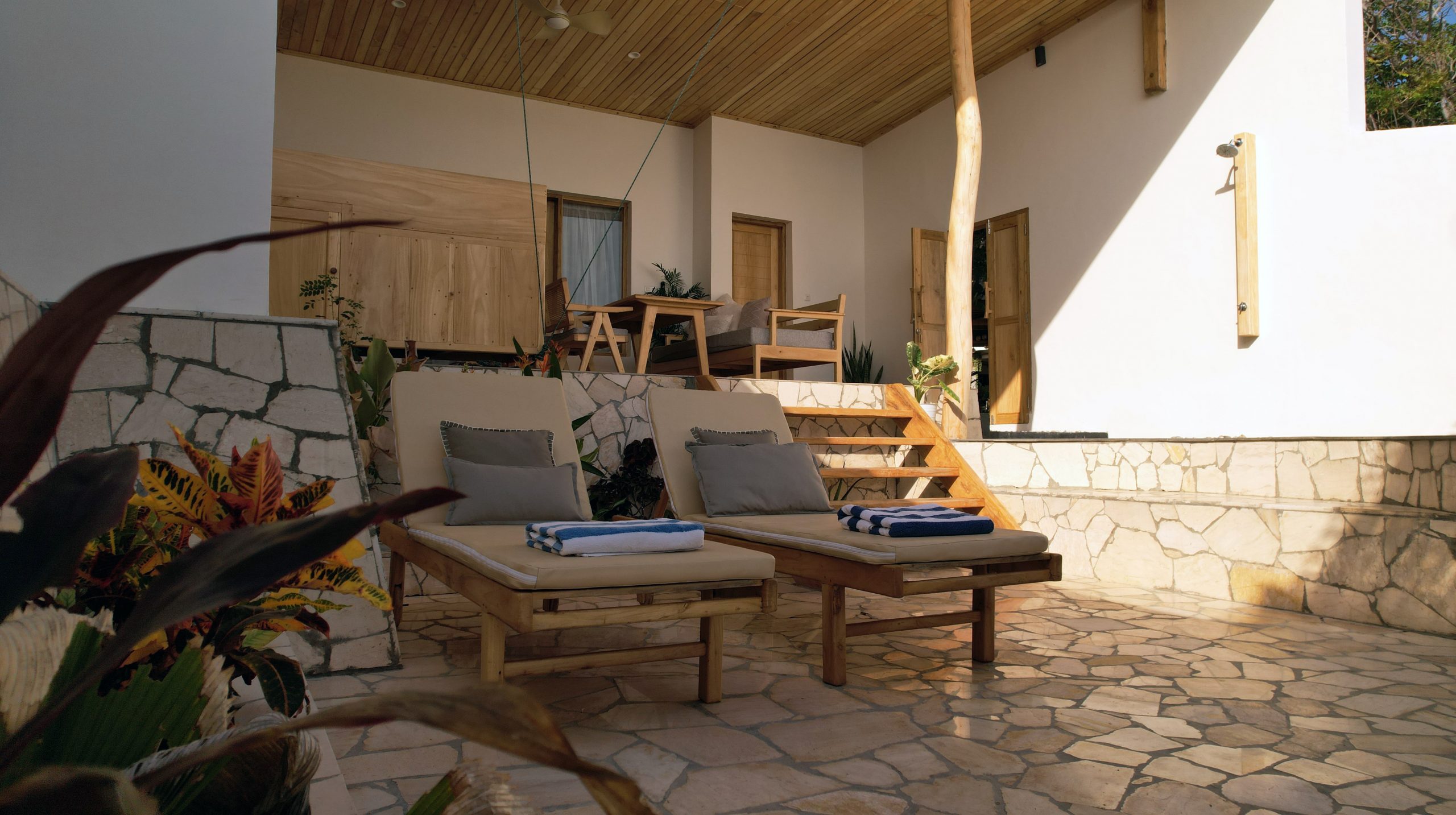 Blick auf die Terrasse eines Zimmers in Bira